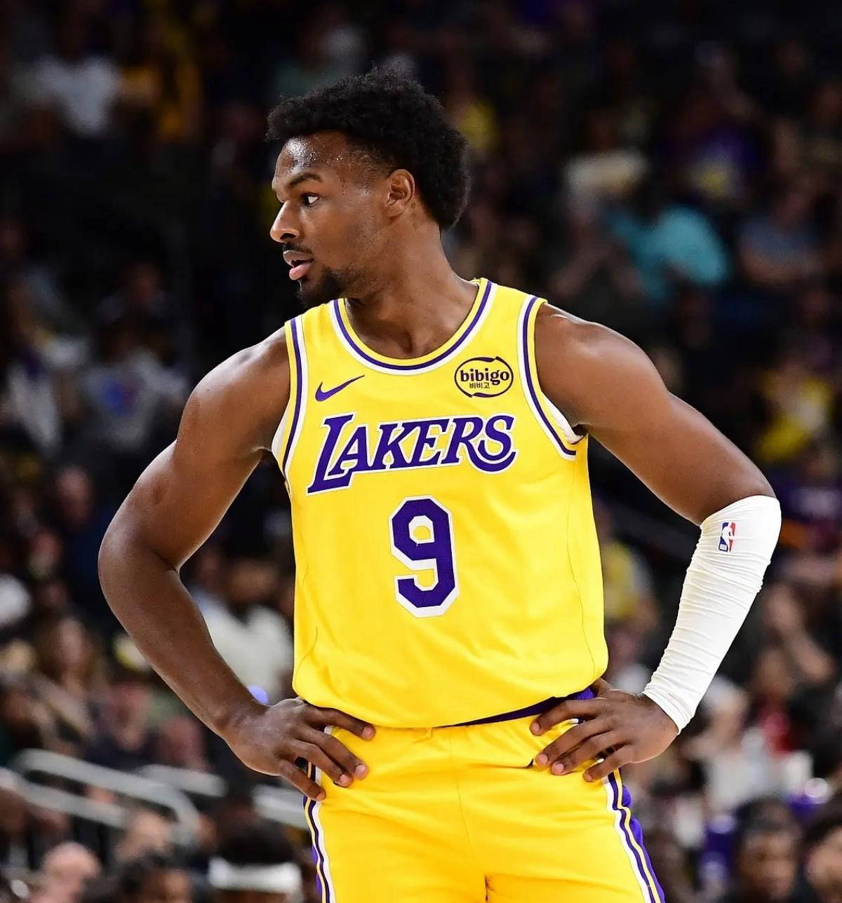 Ming回归赛场，比分优势明显首场状态亮眼，湖人观众沸腾！的简单介绍