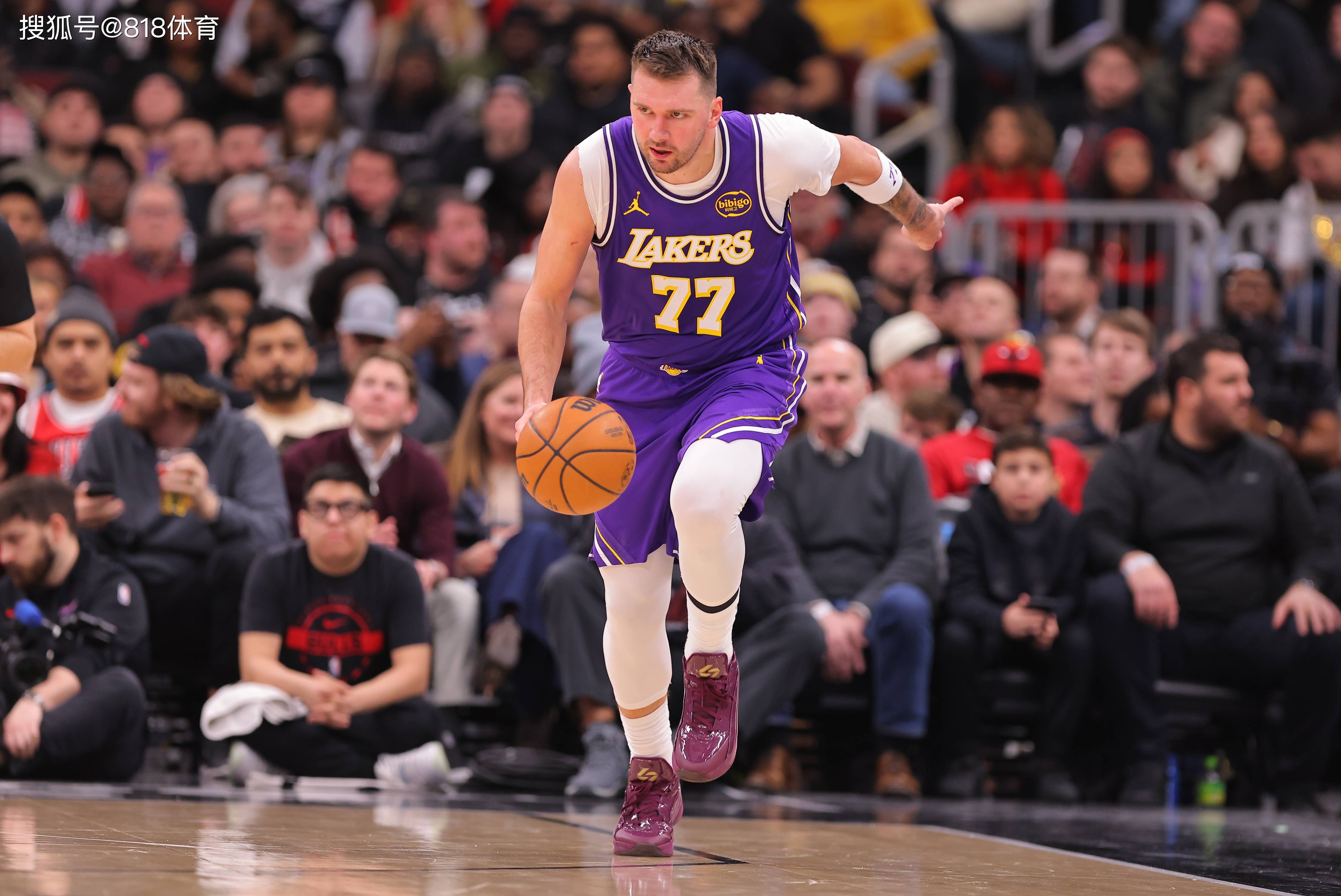 包含东契奇回归赛场，连败首场状态亮眼，篮网观众沸腾！的词条